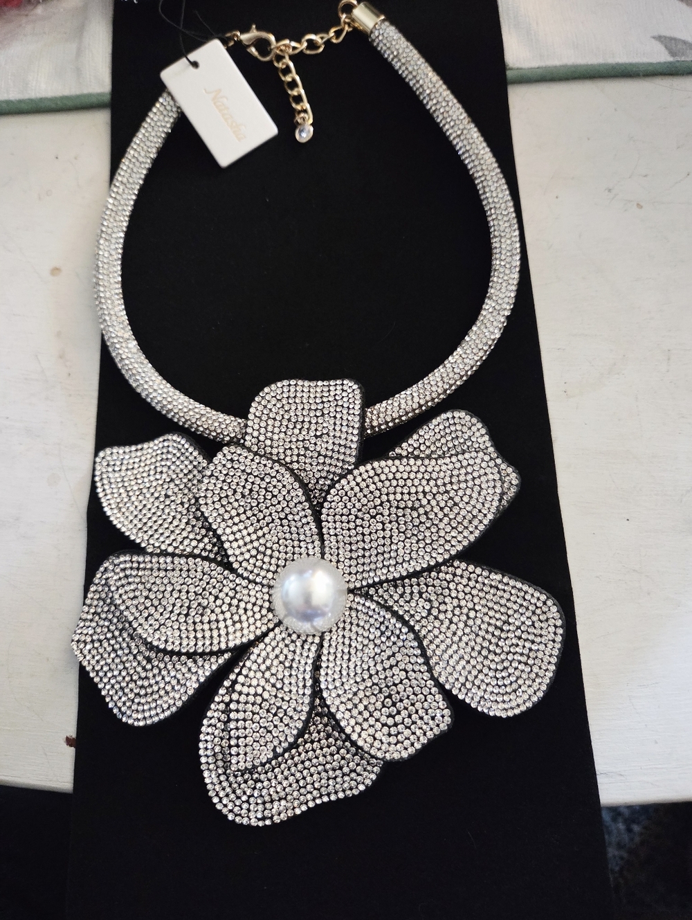 NWT Natasha Oversized Crystal Flower Statement Necklace Silver - Picture 3 of 5